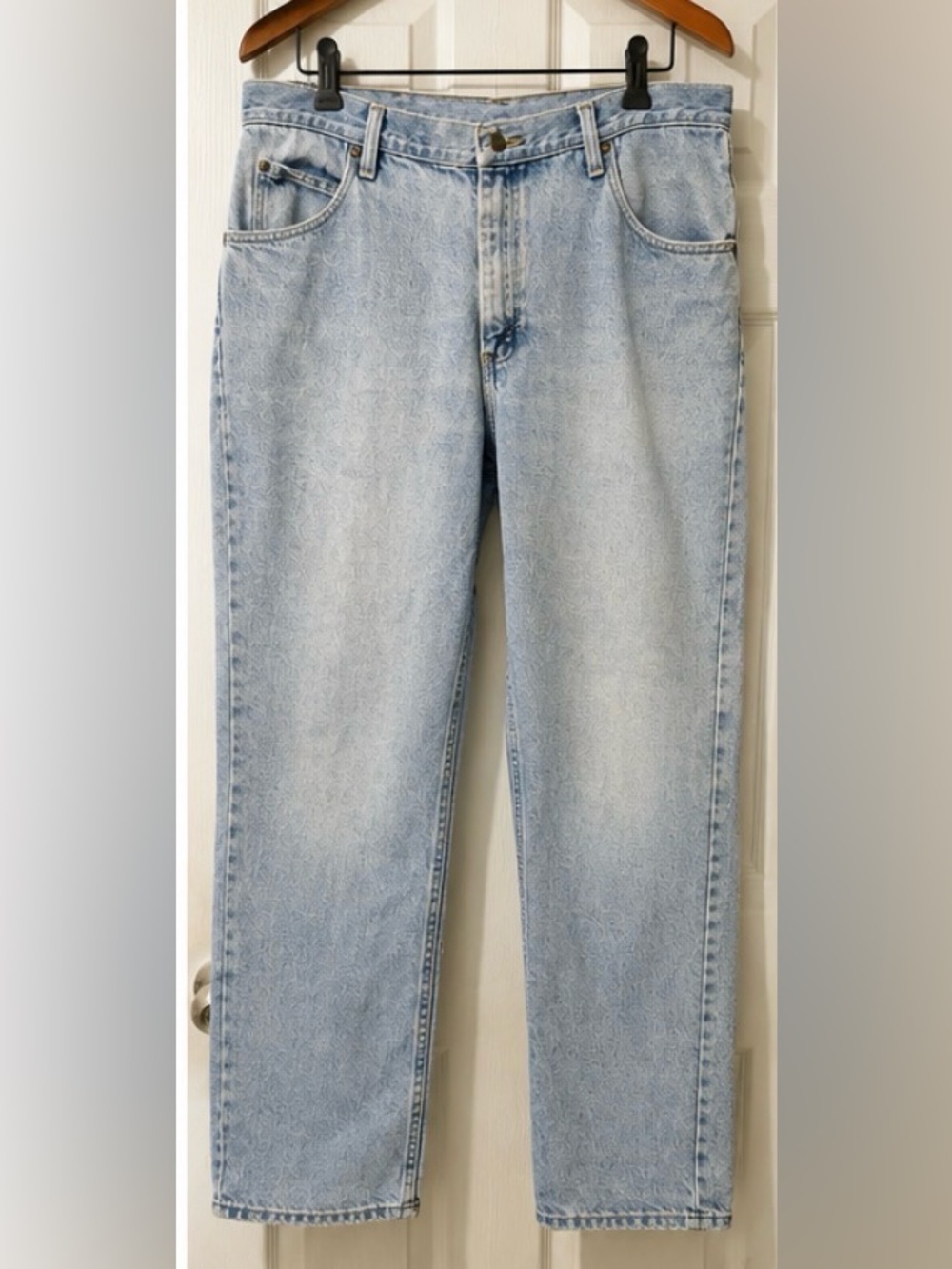 Wrangler Light Wash Relaxed Fit Jeans – Men’s 38x30